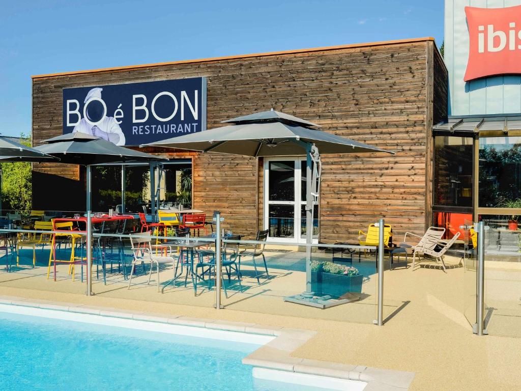 Bazén v ubytování Ibis Roanne Le Coteau Hotel Restaurant nebo v jeho okolí