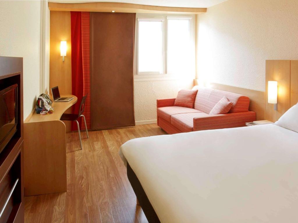 Postel nebo postele na pokoji v ubytování Ibis Roanne Le Coteau Hotel Restaurant