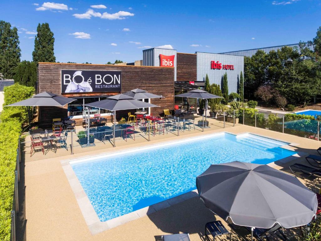 Bazén v ubytování Ibis Roanne Le Coteau Hotel Restaurant nebo v jeho okolí