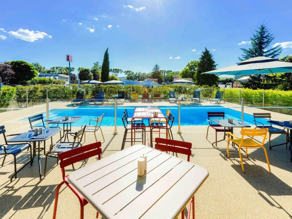 Bazén v ubytování Ibis Roanne Le Coteau Hotel Restaurant nebo v jeho okolí