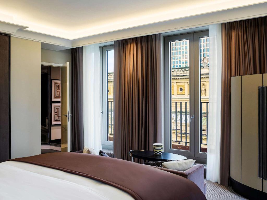 Postel nebo postele na pokoji v ubytování Sofitel Frankfurt Opera