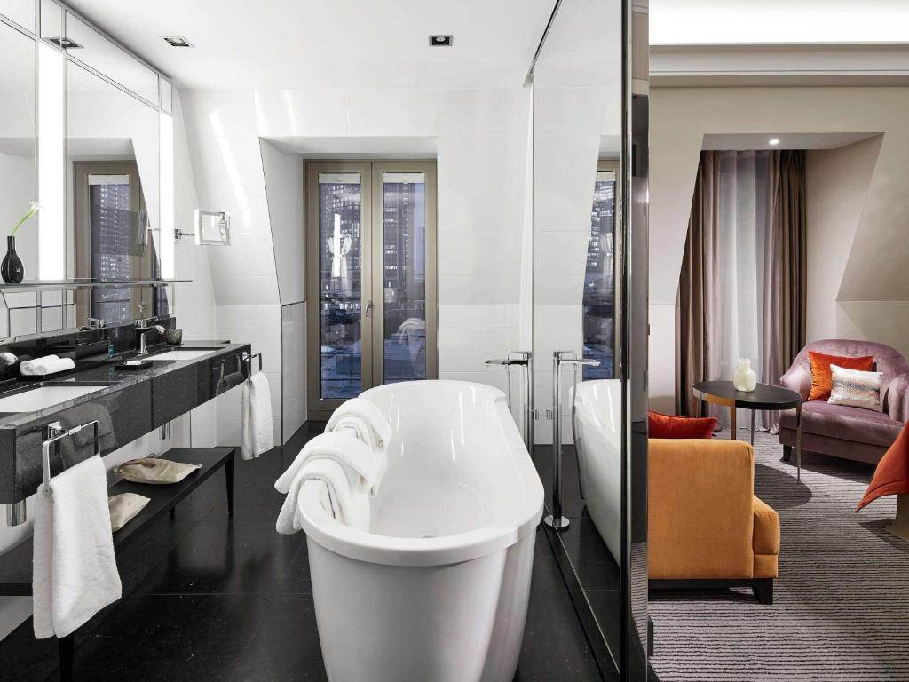 Koupelna v ubytování Sofitel Frankfurt Opera
