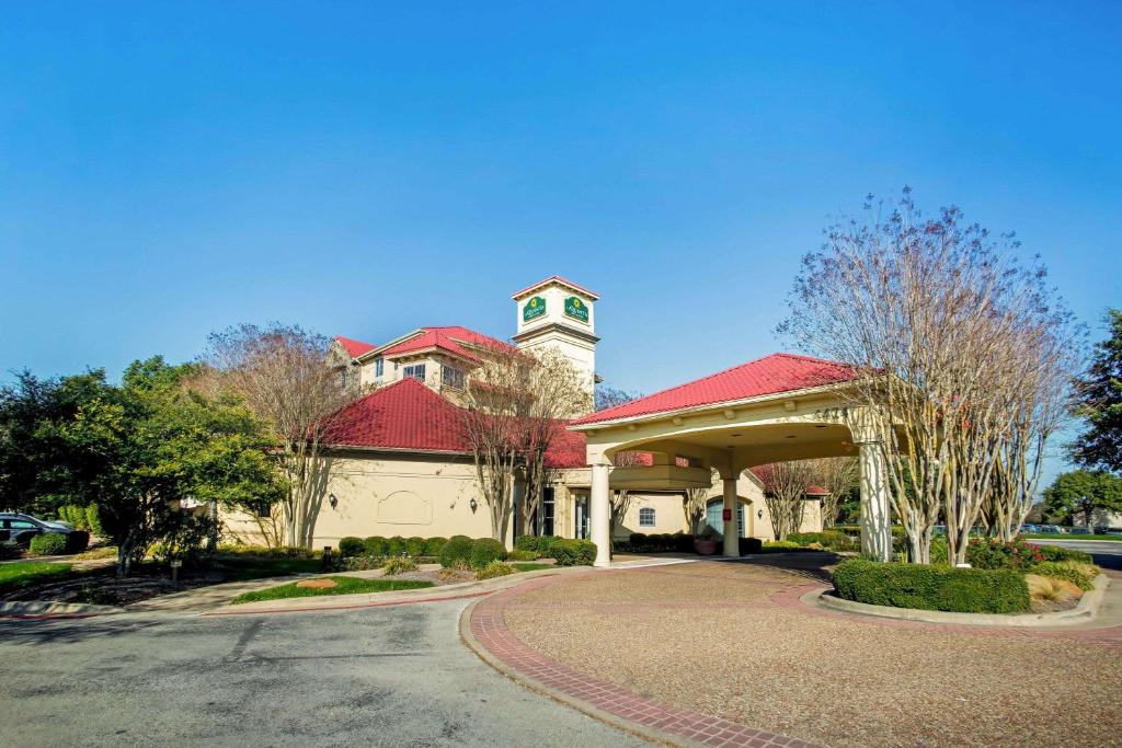 un edificio con techo rojo y torre de reloj en La Quinta by Wyndham Austin Southwest, en Austin