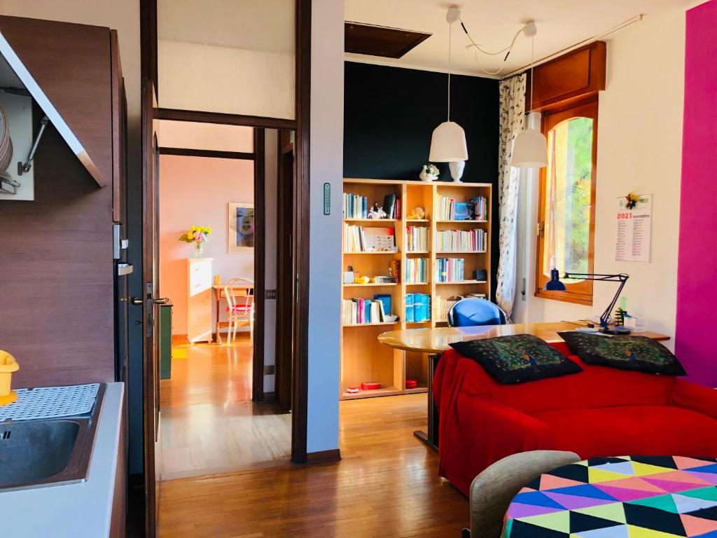 een slaapkamer met een bed en een tafel in een kamer bij Appartamento tra Monza e Milano in Muggiò