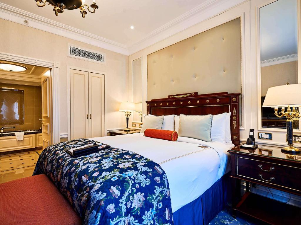 Postel nebo postele na pokoji v ubytování Fairmont Grand Hotel Kyiv