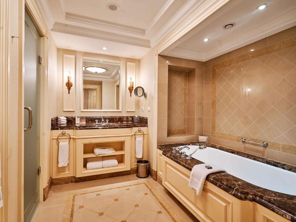 Koupelna v ubytování Fairmont Grand Hotel Kyiv