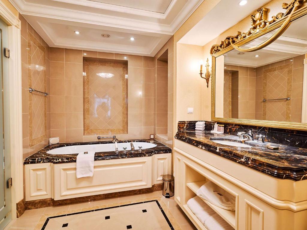 Koupelna v ubytování Fairmont Grand Hotel Kyiv