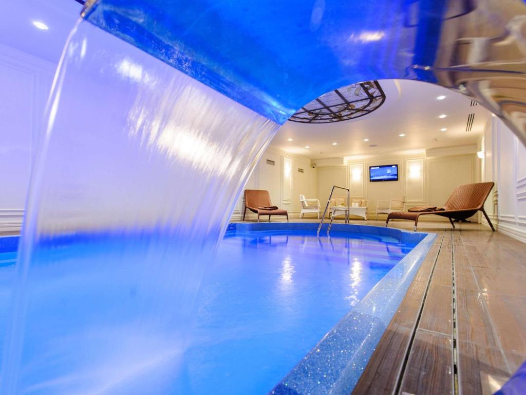 Bazén v ubytování Fairmont Grand Hotel Kyiv nebo v jeho okolí