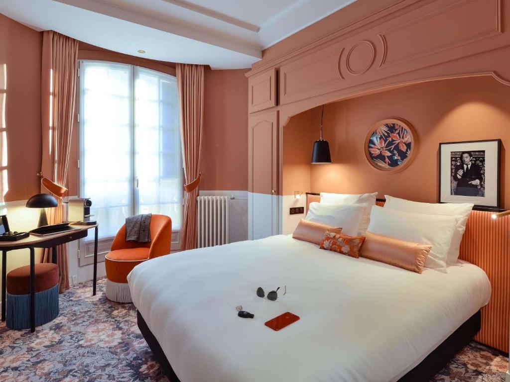 Habitación de hotel con cama grande y escritorio. en Mercure Paris Gare De Lyon Opera Bastille, en París