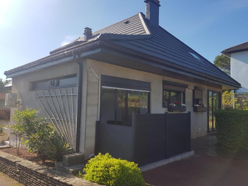 une petite maison avec une porte en face dans l'établissement * Studio * L'Escale du Monde, à Vénissieux