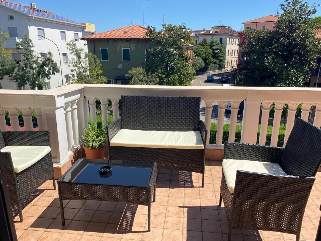 um pátio com 2 cadeiras e uma mesa na varanda em IL BALCONE DI AURORA em Verona