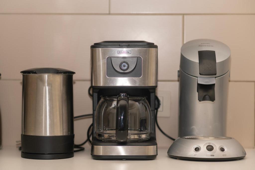 a coffee maker and a blender on a counter at Huize Porteman in Staden