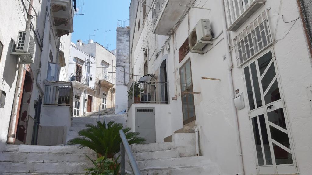 Une allée avec des escaliers dans une vieille ville dans l'établissement White House #cittabianca, à Ostuni