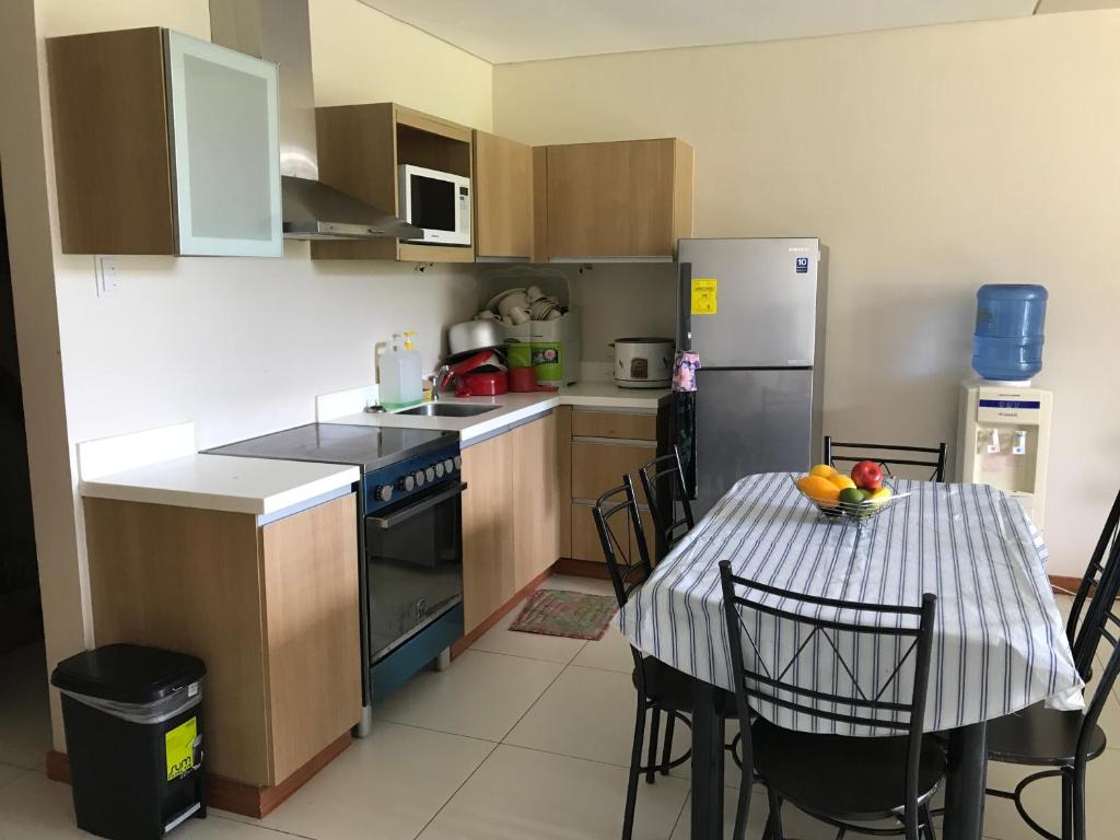 Kuchyň nebo kuchyňský kout v ubytování Creys Condo 2 at Pico de Loro Cove