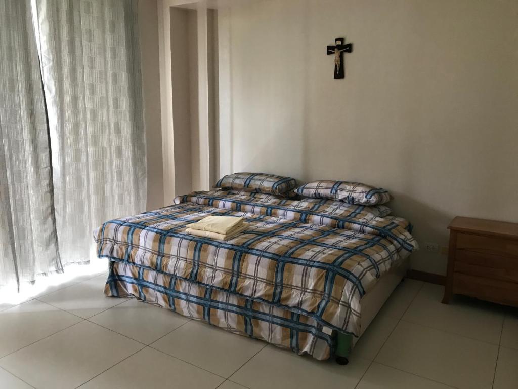 Postel nebo postele na pokoji v ubytování Creys Condo 2 at Pico de Loro Cove