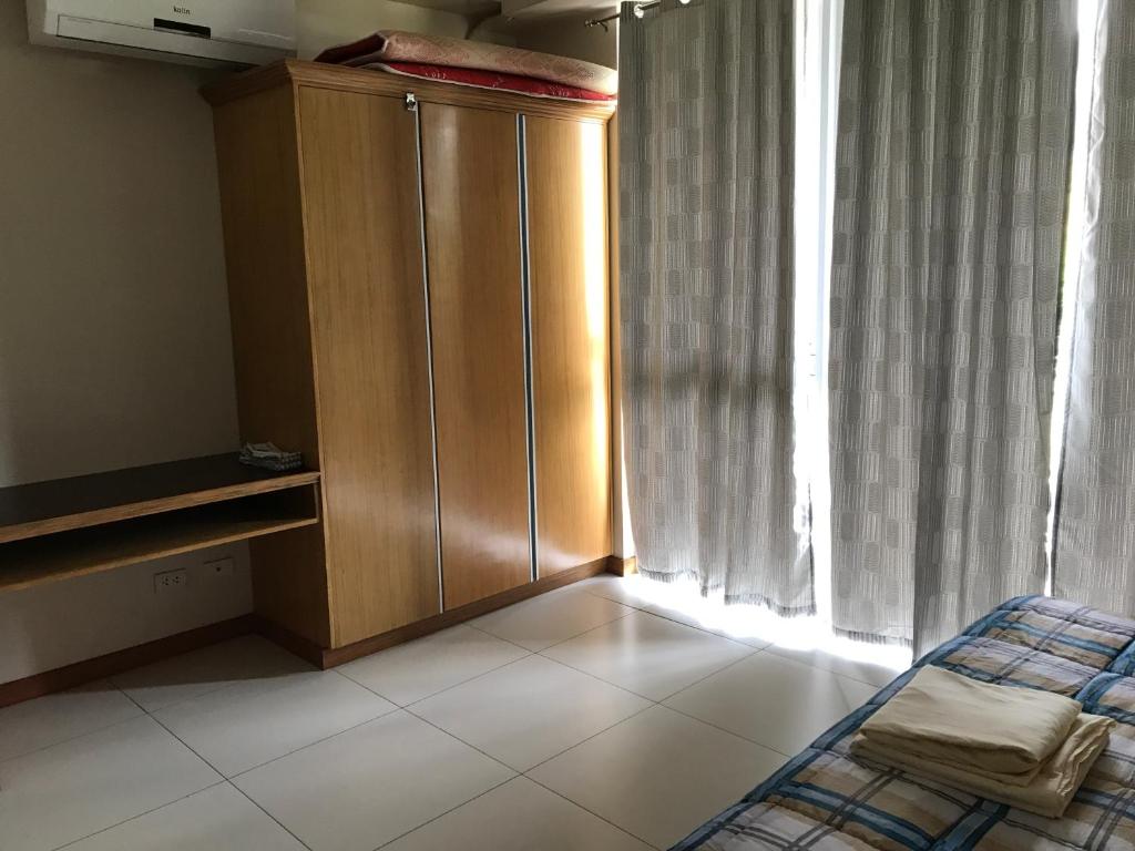 TV a/nebo společenská místnost v ubytování Creys Condo 2 at Pico de Loro Cove