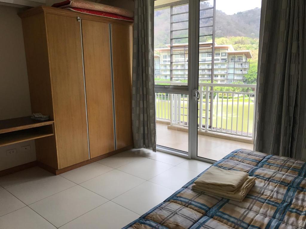 Postel nebo postele na pokoji v ubytování Creys Condo 2 at Pico de Loro Cove