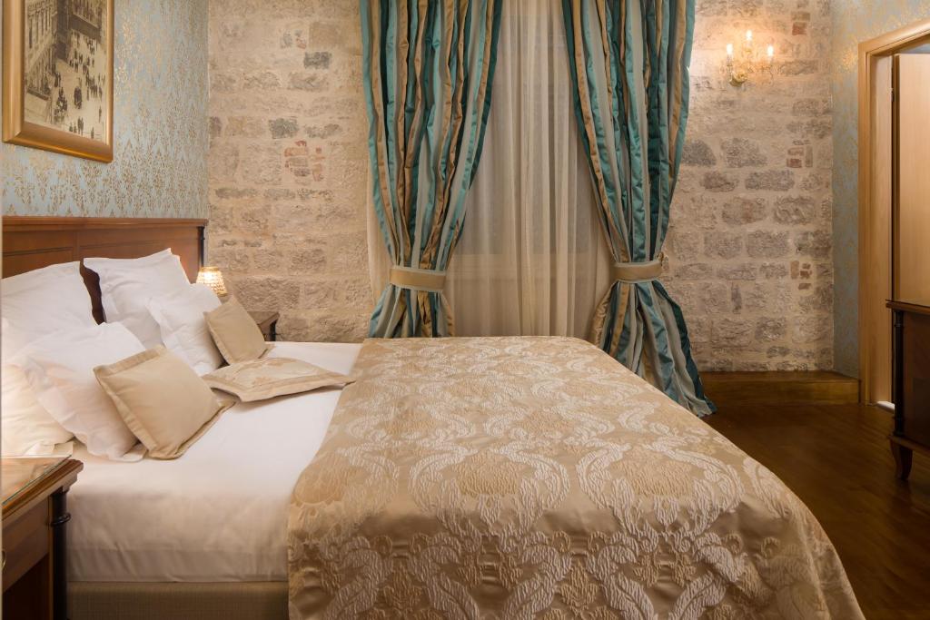 Posteľ alebo postele v izbe v ubytovaní Judita Palace Heritage Hotel