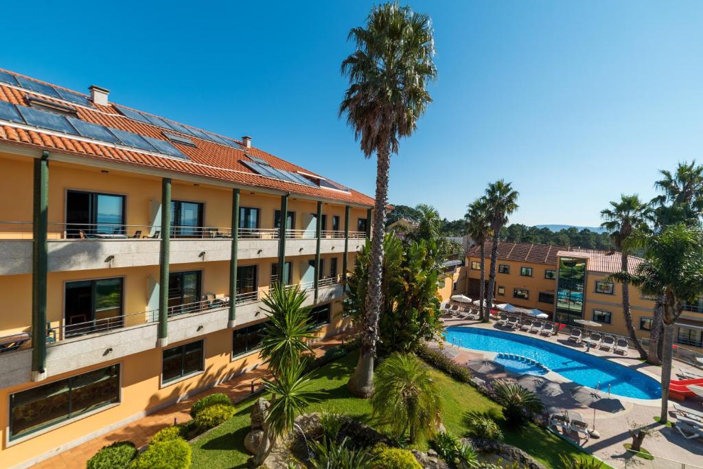 Bazén v ubytování Apartamentos Atlántico Resort nebo v jeho okolí