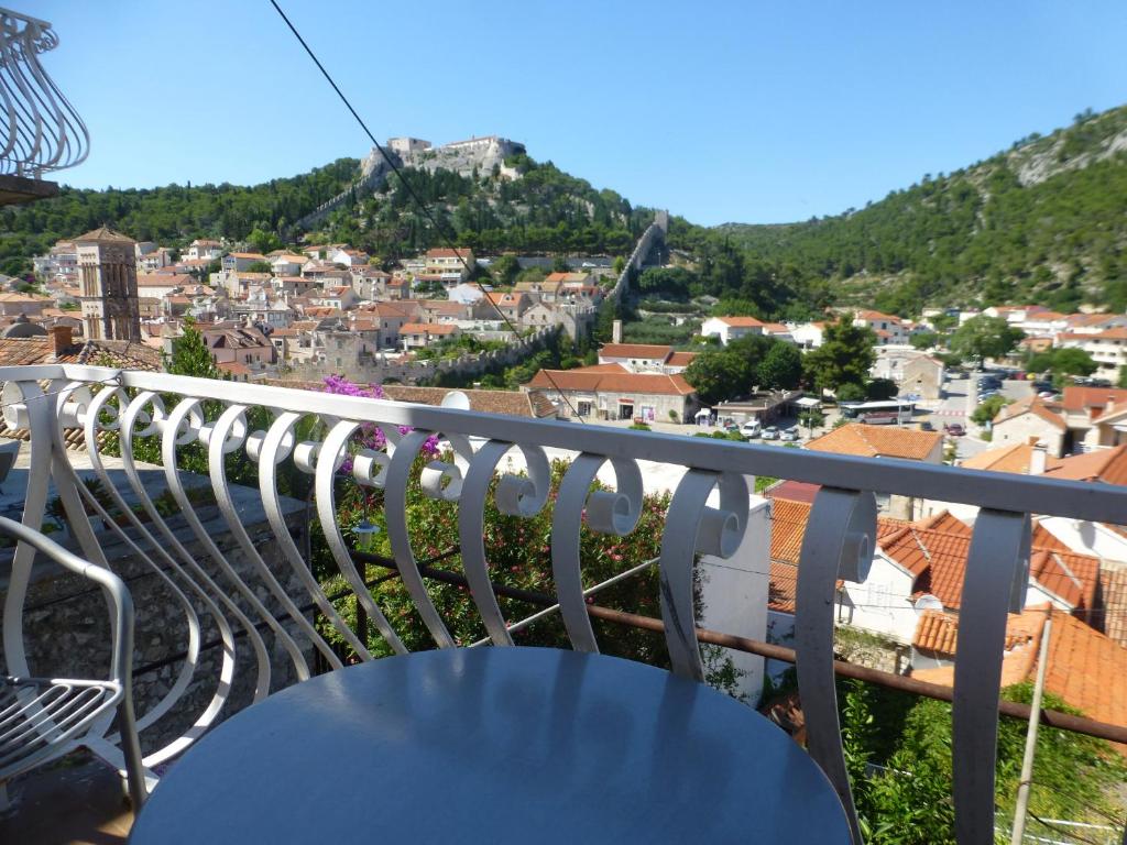 uma mesa numa varanda com vista para a cidade em Guesthouse Bracanović em Hvar