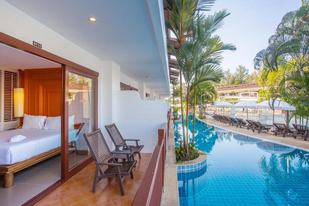 Der Swimmingpool an oder in der Nähe von Arinara Beach Resort Phuket - SHA Extra Plus