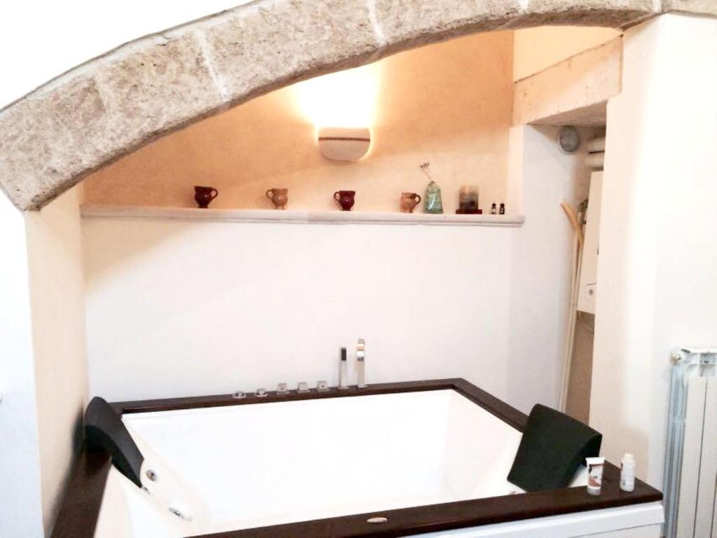 Un baño de One bedroom appartement with city view jacuzzi and furnished terrace at Castiglione 5 km away from the beach
