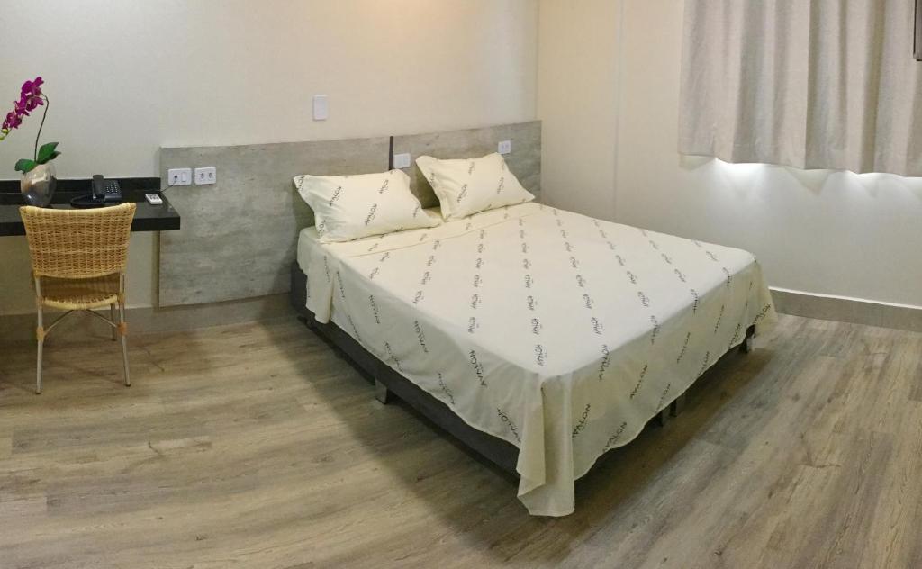 Postel nebo postele na pokoji v ubytování Hotel Avalon Maringá Econômico
