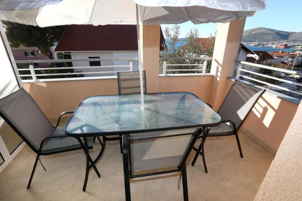 Balkón alebo terasa v ubytovaní Apartment in Okrug Gornji with sea view, terrace, air conditioning, WIFI 5059-1
