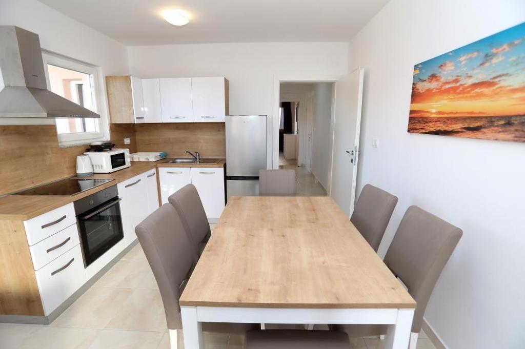 Kuchyňa alebo kuchynka v ubytovaní Apartment in Okrug Gornji with sea view, terrace, air conditioning, WIFI 5059-1