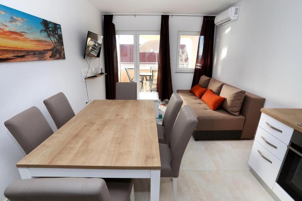 Posedenie v ubytovaní Apartment in Okrug Gornji with sea view, terrace, air conditioning, WIFI 5059-1