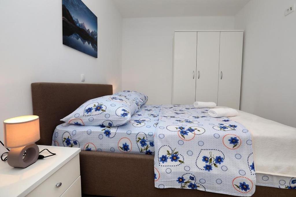 Posteľ alebo postele v izbe v ubytovaní Apartment in Okrug Gornji with sea view, terrace, air conditioning, WIFI 5059-1