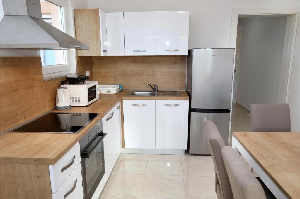 Kuchyňa alebo kuchynka v ubytovaní Apartment in Okrug Gornji with sea view, terrace, air conditioning, WIFI 5059-1