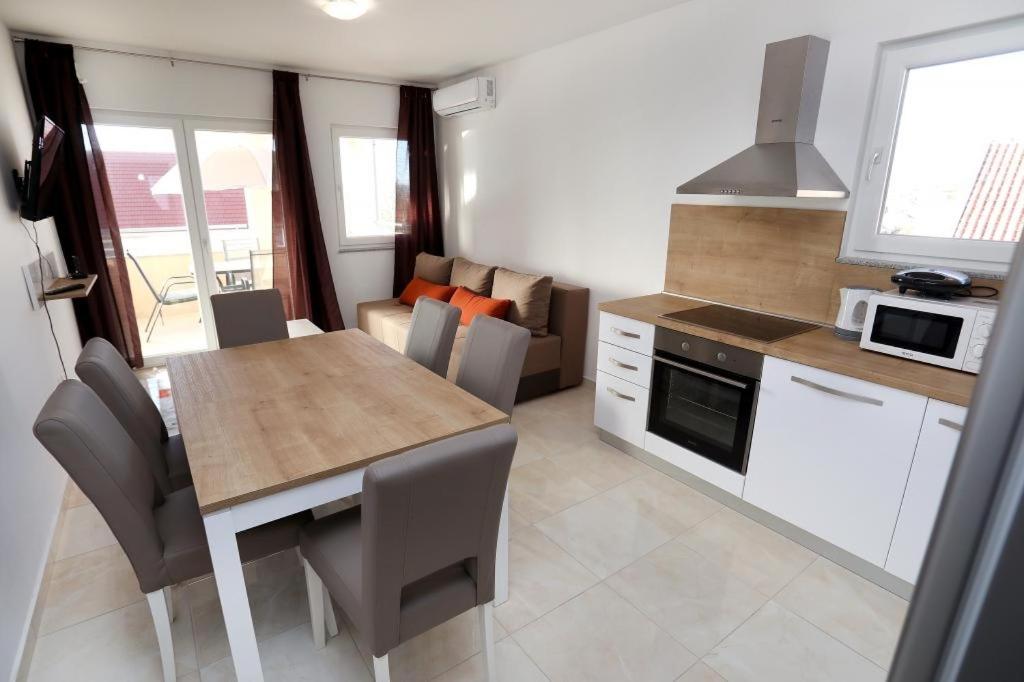 Kuchyňa alebo kuchynka v ubytovaní Apartment in Okrug Gornji with sea view, terrace, air conditioning, WIFI 5059-1
