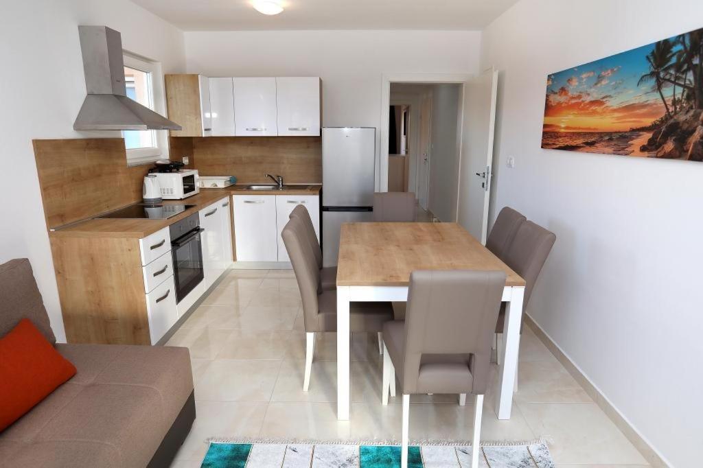 Kuchyňa alebo kuchynka v ubytovaní Apartment in Okrug Gornji with sea view, terrace, air conditioning, WIFI 5059-1