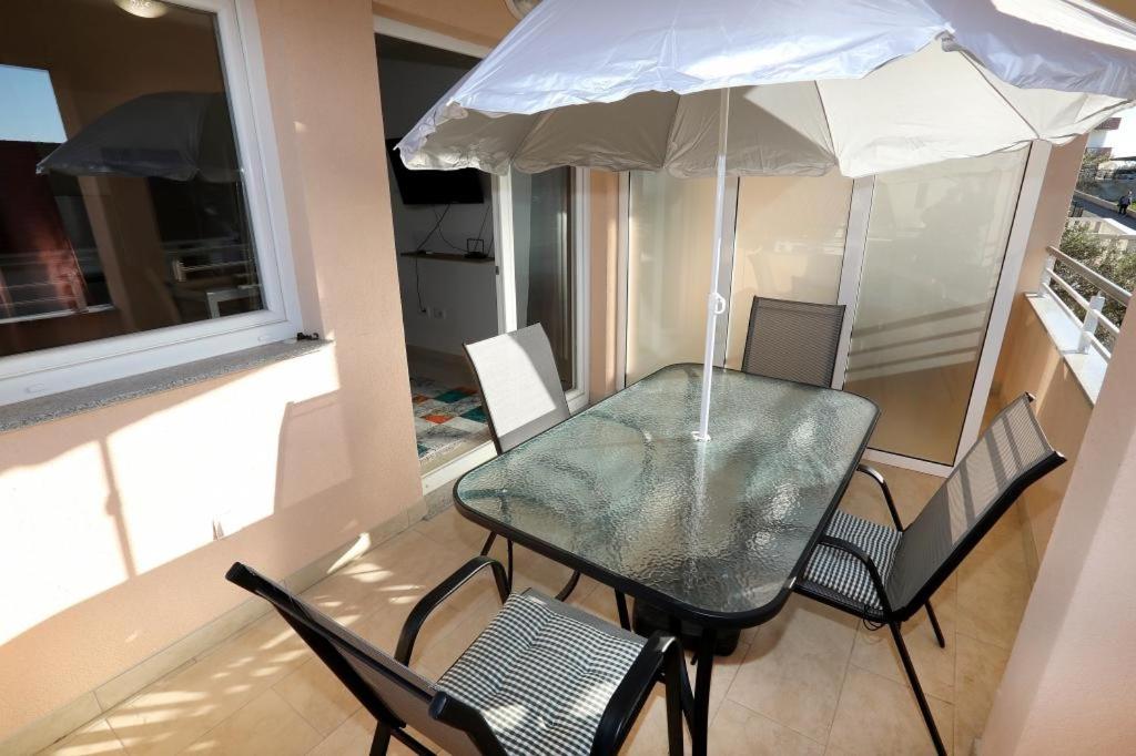 Patio alebo iná vonkajšia časť ubytovania Apartment in Okrug Gornji with sea view, terrace, air conditioning, WIFI 5059-1