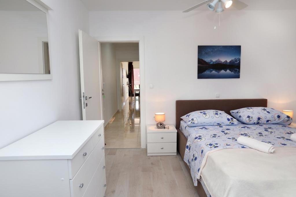 Posteľ alebo postele v izbe v ubytovaní Apartment in Okrug Gornji with sea view, terrace, air conditioning, WIFI 5059-1