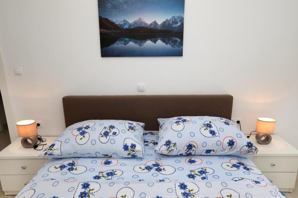 Posteľ alebo postele v izbe v ubytovaní Apartment in Okrug Gornji with sea view, terrace, air conditioning, WIFI 5059-1