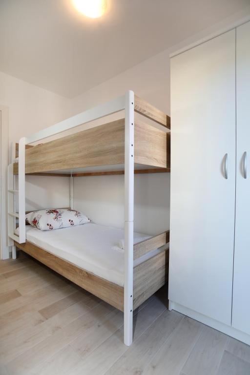 Posteľ alebo postele v izbe v ubytovaní Apartment in Okrug Gornji with sea view, terrace, air conditioning, WIFI 5059-1