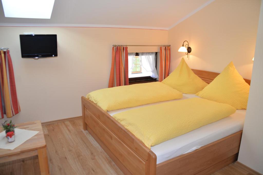Postel nebo postele na pokoji v ubytování Cafe Wastelbauerhof - Urlaub auf dem Bauernhof