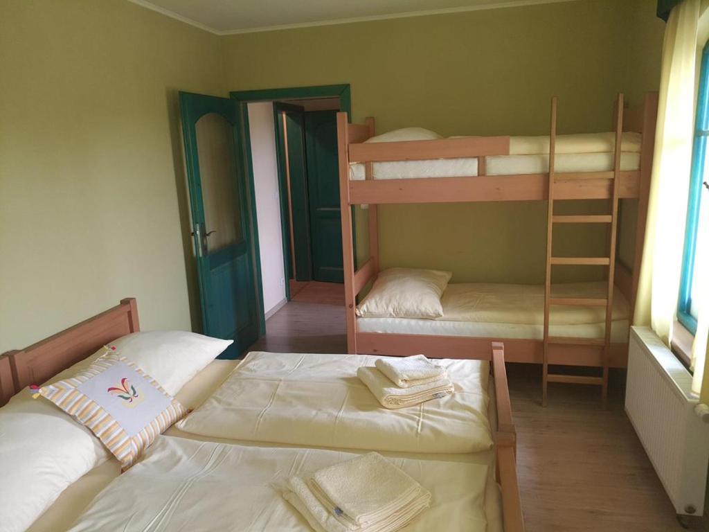 Postel nebo postele na pokoji v ubytování Na Kopečku AD 1795 - penzion s restaurací a wellness v Podkrkonoší