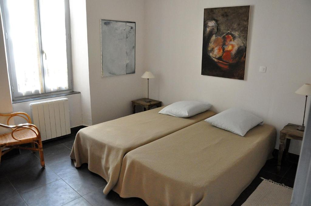 מיטה או מיטות בחדר ב-La Maison Du Ruisseau