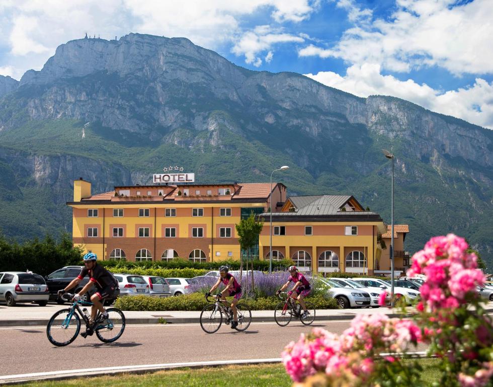 Nespecifikovaný výhled na hory nebo výhled na hory při pohledu z hotelu