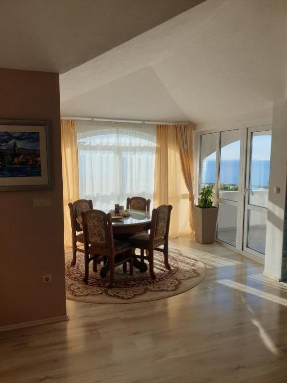 Fotografia z galérie ubytovania Apartment in Duce with sea view, terrace, air conditioning, WiFi 5063-1 v destinácii Duće