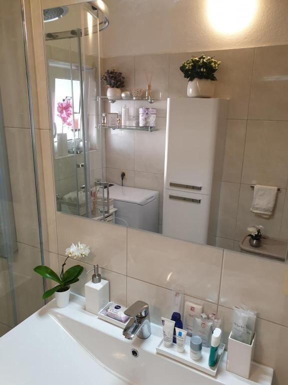Kúpeľňa v ubytovaní Apartment in Duce with sea view, terrace, air conditioning, WiFi 5063-1