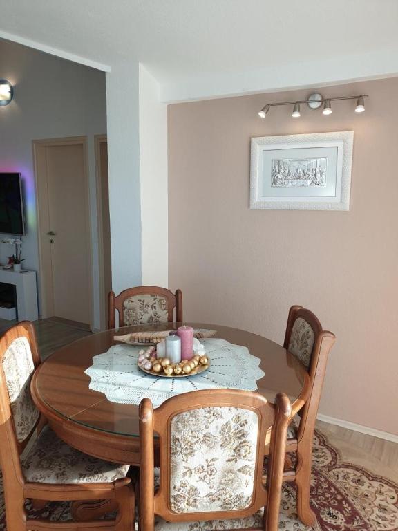 Posedenie v ubytovaní Apartment in Duce with sea view, terrace, air conditioning, WiFi 5063-1