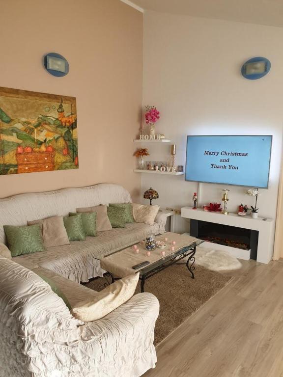 Televízia a/alebo spoločenská miestnosť v ubytovaní Apartment in Duce with sea view, terrace, air conditioning, WiFi 5063-1