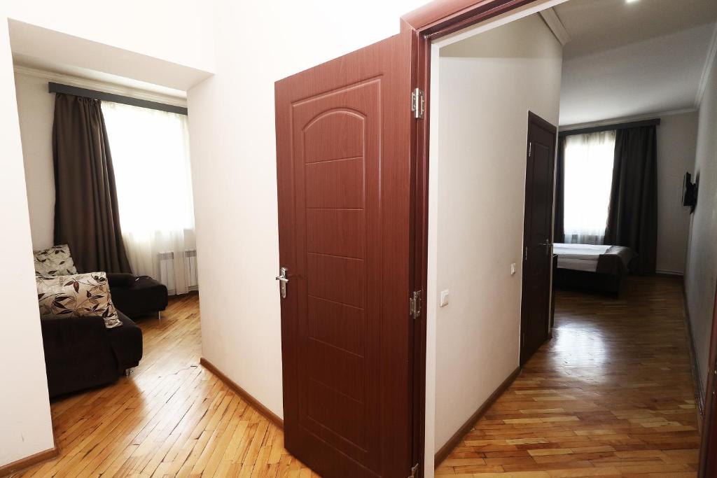 Postel nebo postele na pokoji v ubytování Hotel Tigran Mets Yerevan