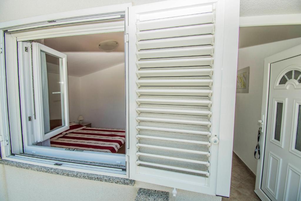 Postel nebo postele na pokoji v ubytování Apartment Gianni only 70m from the sea, island Pag