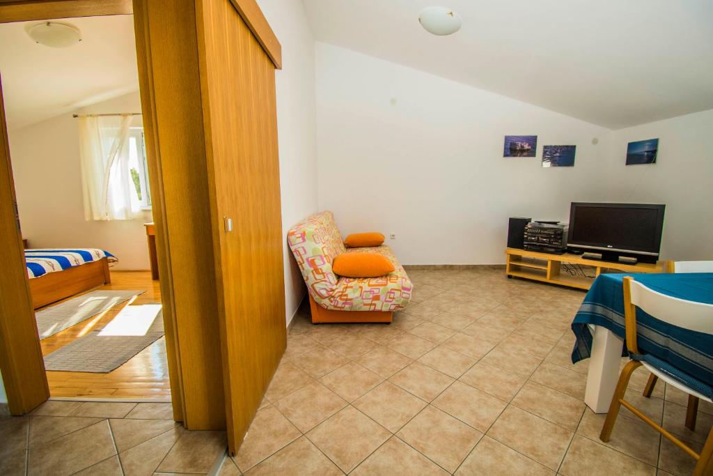 TV a/nebo společenská místnost v ubytování Apartment Gianni only 70m from the sea, island Pag