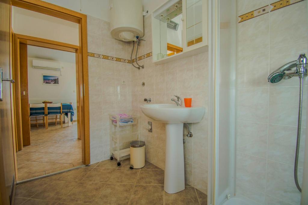 Koupelna v ubytování Apartment Gianni only 70m from the sea, island Pag